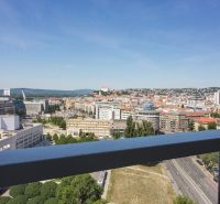 PANORAMA CITY - 2-izbový byt s výhľadom na hrad  - Výhľad z balkóna na mesto Bratislava - Staré Mesto, ulica Landererova, s mostom.