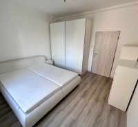 Prenájom moderný 2,5 izbový byt, Šalviová ulica, Bratislava II.Ružinov - Spálňa v 3-izbovom byte s podlahou s dreveným dekorom a bielym nábytkom.