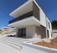 Chorvátsko, Žaborič - vila s krásnym výhľadom na more - Vila v Žaboriči s priestrannou terasou a minimalistickým dizajnom.