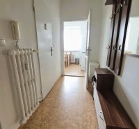 Jelačičova ul. - prenájom 3 izbového bytu - Chodba v 3-izbovom byte s podlahou s dreveným dekorom a vstupom do kuchyne.