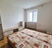 Jelačičova ul. - prenájom 3 izbového bytu - Izba v 3-izbovom byte s dvojposteľou a podlahou s dreveným dekorom.