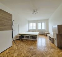 Jelačičova ul. - prenájom 3 izbového bytu - Izba 3-izbového bytu s posteľou a nábytkom, podlaha s dreveným dekorom.