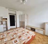 Jelačičova ul. - prenájom 3 izbového bytu - Spálňa s posteľou, úložným nábytkom a podlahou s dreveným dekorom v 3-izbovom byte.