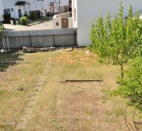 Najlepšia adresa v Michalovciach? Pri Laborci s projektom na prestavbu - Záhrada za rodinným domom, s trávnikom a stromami na ulici Nabr. J. M. Hurbana v Michalovciach.