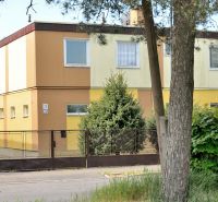 Najlepšia adresa v Michalovciach? Pri Laborci s projektom na prestavbu - Rodinný dom na Nabr. J. M. Hurbana v Michalovciach, obklopený zeleňou s plotom.