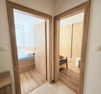 3-izbový byt s parkovacím miestom, Šaca - Chodba v 3-izbovom byte s podlahou z keramických dlaždíc a dreveným dekorom.