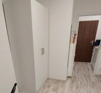 PRENÁJOM: ZARIADENÁ GARSÓNKA PRI NEMOCNICI F.D.R. - Útulná garsónka s bielym nábytkom a podlahou s dreveným dekorom.