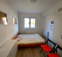 PRENÁJOM: ZARIADENÁ GARSÓNKA PRI NEMOCNICI F.D.R. - Garsónka s posteľou, bielou skriňou a podlahou s dreveným dekorom, dve sklápacie stoličky.