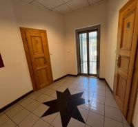 PRENÁJOM dvojkancelárie v centre Starého Mesta, Grösslingová ulica - Kancelárie s drevenými dverami, dlažbou s hviezdovým vzorom a presklenými dverami.