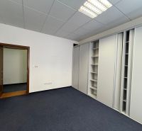 PRENÁJOM dvojkancelárie v centre Starého Mesta, Grösslingová ulica - Kancelárie s kobercom a vstavanými skriňami, dvere, biele steny, umelé osvetlenie.