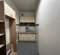PRENÁJOM dvojkancelárie v centre Starého Mesta, Grösslingová ulica - Úzka kuchynka v kanceláriách s jedálenským kútikom a regálmi na uskladnenie.