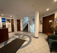 PRENÁJOM dvojkancelárie v centre Starého Mesta, Grösslingová ulica - Interiér kancelárií so schodiskom, recepcia a dlažba s ornamentom.