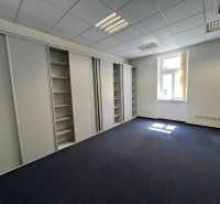 PRENÁJOM dvojkancelárie v centre Starého Mesta, Grösslingová ulica - Kancelárie s tmavým kobercom, vstavanými skriňami a oknom.