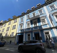 PRENÁJOM dvojkancelárie v centre Starého Mesta, Grösslingová ulica - Budova na Grösslingovej ulici v Bratislave - Staré Mesto s modrou fasádou a kanceláriami.