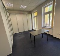 PRENÁJOM dvojkancelárie v centre Starého Mesta, Grösslingová ulica - Kancelárie s kobercom, bielymi stenami a stolom, veľké okná.