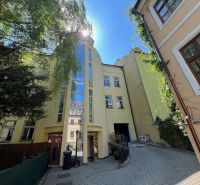 PRENÁJOM dvojkancelárie v centre Starého Mesta, Grösslingová ulica - Budova s presklenou fasádou na úzkej uličke, Grösslingova, Bratislava - Staré Mesto. Kancelárie.