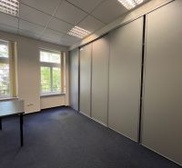 PRENÁJOM dvojkancelárie v centre Starého Mesta, Grösslingová ulica - Kancelárie s veľkým oknom a skriňou, koberec, nábytky v neutrálnej farbe.