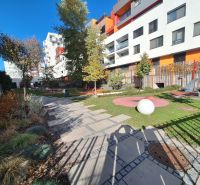 Ponúka na prenájom garsónku v komplexe Čerešne, Polianky Bratis - Malý park s chodníkom a modernými bytovými domami na Polianoch v Bratislave - Dúbravke.