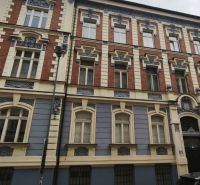 VEĽKORYSÝ 2i byt s rozlohou 76 m² v atraktívnej lokalite- Staré mesto - Historická budova na Leškovej ulici v Bratislave s reklamou realitnej kancelárie.