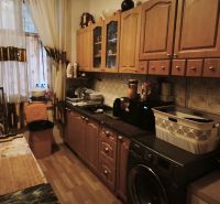 VEĽKORYSÝ 2i byt s rozlohou 76 m² v atraktívnej lokalite- Staré mesto - Kuchyňa v 2-izbovom byte s drevenými skrinkami a spotrebičmi.