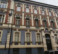 VEĽKORYSÝ 2i byt s rozlohou 76 m² v atraktívnej lokalite- Staré mesto - Historická budova na ulici Leškova v Bratislave s bohatými architektonickými detailmi.
