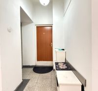 VEĽKORYSÝ 2i byt s rozlohou 76 m² v atraktívnej lokalite- Staré mesto - Chodba s bielymi stenami a hnedými dverami v 2-izbovom byte.