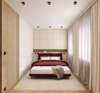 VEĽKORYSÝ 2i byt s rozlohou 76 m² v atraktívnej lokalite- Staré mesto - Spálňa v 2-izbovom byte s podlahou s dreveným dekorom a krémovými závesmi.