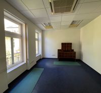 Prenájom kancelárie o výmere 21 m2 v Starom Meste, Grösslingová ulica - Kancelárie s oknami a kobercovou podlahou, s dreveným nábytkom.