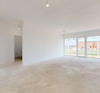 NOVY SVET - SKOLAUDOVANÝ rodinný dom s terasou a parkovaním - Priestranná miestnosť s veľkými oknami a výhľadom v rodinnom dome.
