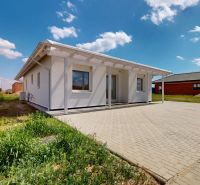 NOVY SVET - SKOLAUDOVANÝ rodinný dom s terasou a parkovaním - Rodinný dom v Novom Svete s bielou fasádou a dláždeným nádvorím pod modrou oblohou.
