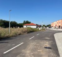NOVY SVET - SKOLAUDOVANÝ rodinný dom s terasou a parkovaním - Cesta v Novom Svete s rodinnými domami a dopravnými značkami, obklopená vysokou trávou.