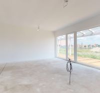 NOVY SVET - SKOLAUDOVANÝ rodinný dom s terasou a parkovaním - Svetlá obývacia izba v rodinnom dome s veľkými oknami a výhľadom do záhrady.