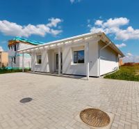 NOVY SVET - SKOLAUDOVANÝ rodinný dom s terasou a parkovaním - Rodinný dom v Novom Svete s parkovacou plochou a susednými stavbami.