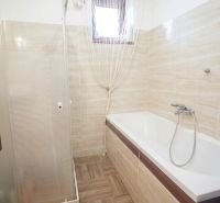 4-izbová novostavba rodinného domu s terasou, Andovce - Kúpeľňa v rodinnom dome s vaňou a sprchovacím kútom.
