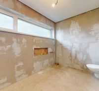 DUNAJSKÁ STREDA- 4i moderná novostavba RD s tep. čerpadlom + garážou - Neomietnutá kúpeľňa s veľkým oknom a sanitárnym vybavením v rodinnom dome.