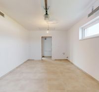 DUNAJSKÁ STREDA- 4i moderná novostavba RD s tep. čerpadlom + garážou - Priestranná miestnosť so svetlými stenami a oknom v rodinnom dome, podlaha s dekorom.