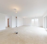 DUNAJSKÁ STREDA- 4i moderná novostavba RD s tep. čerpadlom + garážou - Interiér rodinného domu s bielymi stenami a veľkými oknami, podlaha pripravená na úpravy.