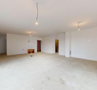 DUNAJSKÁ STREDA- 4i moderná novostavba RD s tep. čerpadlom + garážou - Priestranná miestnosť v rodinnom dome s nekompletnou podlahou a veľkými oknami.