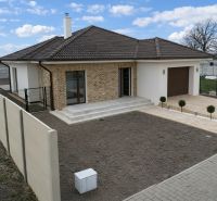 DUNAJSKÁ STREDA- 4i moderná novostavba RD s tep. čerpadlom + garážou - Rodinný dom na Ul. Vojvodcu Arpáda v Dunajskej Strede s tehlovým obkladom a garážou.
