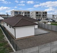 DUNAJSKÁ STREDA- 4i moderná novostavba RD s tep. čerpadlom + garážou - Rodinný dom na Ulici Vojvodcu Arpáda v Dunajskej Strede s upraveným dvorom a dlažbou.