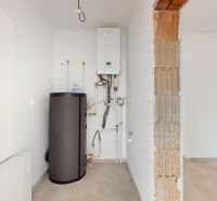 DUNAJSKÁ STREDA- 4i moderná novostavba RD s tep. čerpadlom + garážou - Kúrenie a boiler v technickej miestnosti rodinného domu s dlažbou na podlahe.
