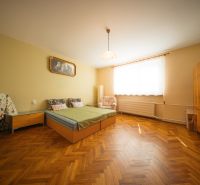 NA PREDAJ RODINNÝ DOM PO REKONŤRUKCII _GOLIANOVO - Spálňa v rodinnom dome s posteľou, skriňou a podlahou s dreveným dekorom.