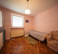 NA PREDAJ RODINNÝ DOM PO REKONŤRUKCII _GOLIANOVO - Izba rodinného domu s posteľou, pohovkou a podlahou s dreveným dekorom.