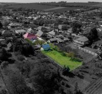 NA PREDAJ RODINNÝ DOM PO REKONŤRUKCII _GOLIANOVO - Letecký pohľad na Rodinný dom v Golianove s veľkým záhradným pozemkom.