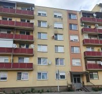 Iba u nás prenajom zariadeneho 1izb bytu - Bytový dom na ulici Nábrežná v Nových Zámkoch s červenými balkónmi.