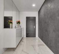 Na predaj nádherný 4 izbový luxusný byt,176 m2 + terasy 55 m2,2 garáž. - Chodba v 4-izbovom byte s mramorovou podlahou a šedými stenami.