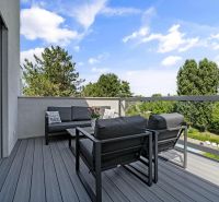Na predaj nádherný 4 izbový luxusný byt,176 m2 + terasy 55 m2,2 garáž. - Balkón so sedením a výhľadom na zeleň, 4-izbový byt na Rekreačnej, Piešťany.