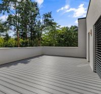 Na predaj nádherný 4 izbový luxusný byt,176 m2 + terasy 55 m2,2 garáž. - Exteriérová terasa 4-izbového bytu na Rekreačnej ulici v Piešťanoch s podlahou s dreveným dekorom.