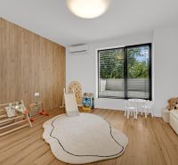 Na predaj nádherný 4 izbový luxusný byt,176 m2 + terasy 55 m2,2 garáž. - Detská izba v 4-izbovom byte s podlahou s dreveným dekorom, hernými prvkami a veľkým oknom.