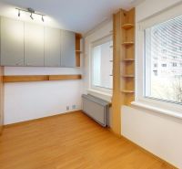 VÝHODNÁ PONUKA!!! (65 m²) 3i BYT S LOGGIOU V SRDCI SÍDLISKA KVP - Izba v 3-izbovom byte so vstavanými skriňami a podlahou s dreveným dekorom.